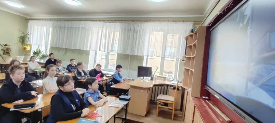 «Обгоняя ветер». В рамках проекта «Детский Спорт» партии «Единая Россия» В ГБОУ ЛНР "Краснолучская школа №10 им. А. С. Пушкина" для учащихся 5-А класса был показан Российский фильм «Обгоняя ветер», финалист 44-го... «Обгоняя ветер». В рамках проекта «Детский Спорт» партии «Единая Россия» В ГБОУ ЛНР "Краснолучская школа №10 им. А. С. Пушкина" для учащихся 5-А класса был показан Российский фильм «Обгоняя ветер», финалист 44-го...