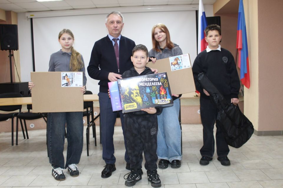 Виталий Коваленко: Начинаем заключительный этап вручения подарков юным жителям Беловодского муниципального округа в рамках Всероссийской акции «Елка желаний» Виталий Коваленко: Начинаем заключительный этап вручения подарков юным жителям Беловодского муниципального округа в рамках Всероссийской акции «Елка желаний»
