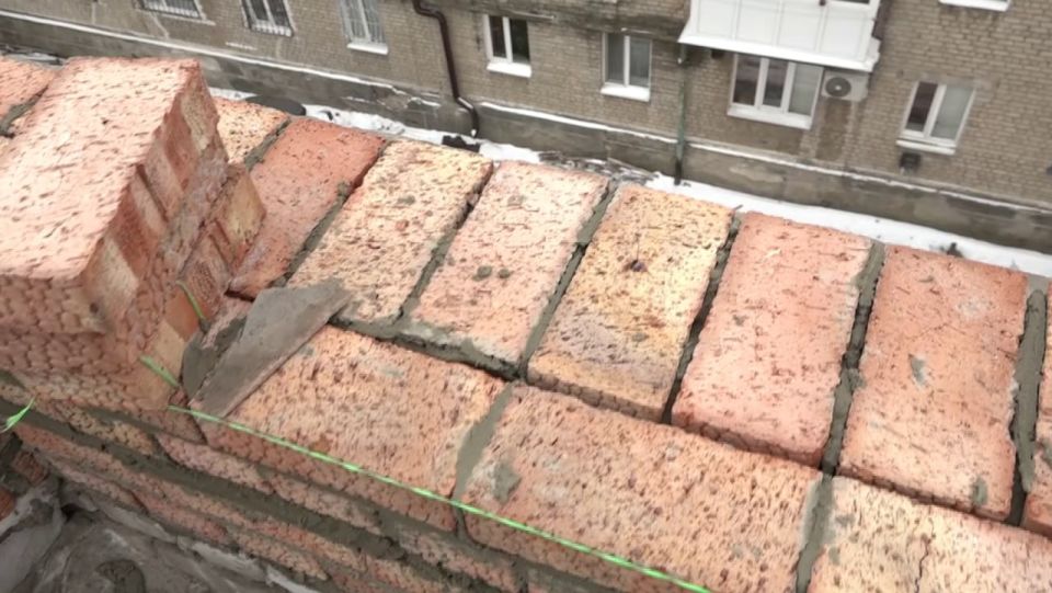 В городе Молодогвардейске проходят работы по капитальному ремонту кровли многоквартирного дома по адресу: ул. Коцюбинского, 4. Строители приступили к обновлению важнейших элементов кровельной конструкции, что позволит... В городе Молодогвардейске проходят работы по капитальному ремонту кровли многоквартирного дома по адресу: ул. Коцюбинского, 4. Строители приступили к обновлению важнейших элементов кровельной конструкции, что позволит...