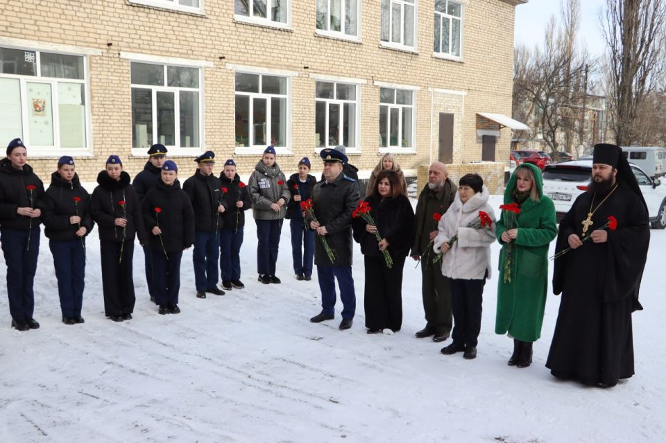 Наталия Жулинская: Вместе с юным поколением стахановчан почтили память Валерия Болотова Наталия Жулинская: Вместе с юным поколением стахановчан почтили память Валерия Болотова