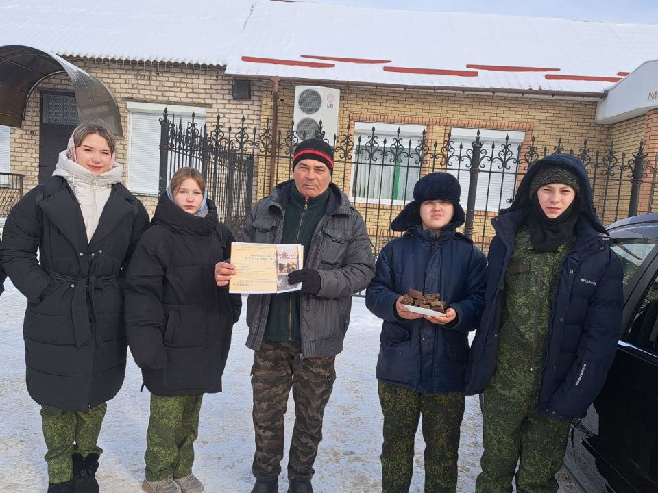 В рамках реализации патриотической концепции «Луганский характер» в Станично-Луганской школе им. Грекова П.М. прошла значимая акция. Казачата 8-А класса под руководством своего классного руководителя Пелых Людмилы Михайловны... В рамках реализации патриотической концепции «Луганский характер» в Станично-Луганской школе им. Грекова П.М. прошла значимая акция. Казачата 8-А класса под руководством своего классного руководителя Пелых Людмилы Михайловны...