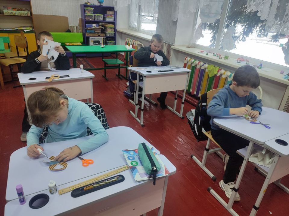 На уроке труда (технологии) обучающиеся 3 класса ГБОУ ЛНР «Можняковская СШ» приняли участие в трогательной и важной акции «Блокадная ласточка» На уроке труда (технологии) обучающиеся 3 класса ГБОУ ЛНР «Можняковская СШ» приняли участие в трогательной и важной акции «Блокадная ласточка»