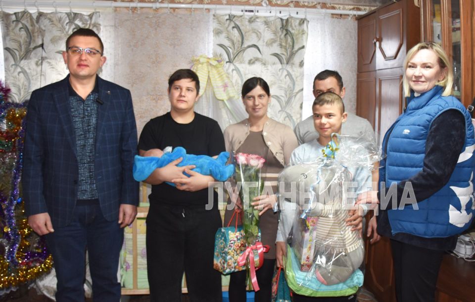 В Брянке по доброй традиции поздравили родителей первого новорожденного брянковчанина в 2026 году В Брянке по доброй традиции поздравили родителей первого новорожденного брянковчанина в 2026 году