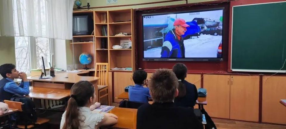 «Обгоняя ветер». В рамках проекта «Детский Спорт» партии «Единая Россия» В ГБОУ ЛНР "Краснолучская школа №10 им. А. С. Пушкина" для учащихся 5-А класса был показан Российский фильм «Обгоняя ветер», финалист 44-го... «Обгоняя ветер». В рамках проекта «Детский Спорт» партии «Единая Россия» В ГБОУ ЛНР "Краснолучская школа №10 им. А. С. Пушкина" для учащихся 5-А класса был показан Российский фильм «Обгоняя ветер», финалист 44-го...