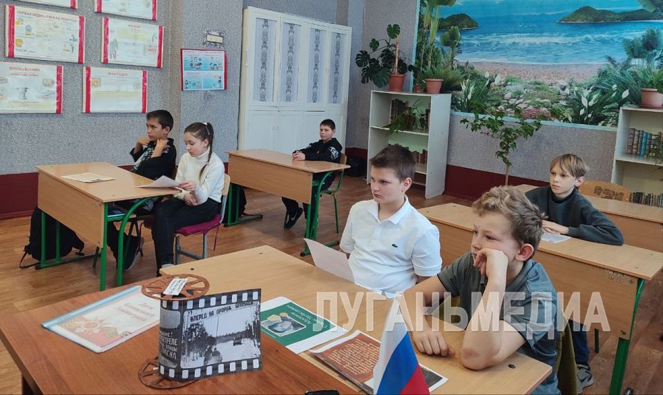 Акцию «Свеча памяти у Невы» поддержали школьники Демьяновки Белокуракинского округа Акцию «Свеча памяти у Невы» поддержали школьники Демьяновки Белокуракинского округа