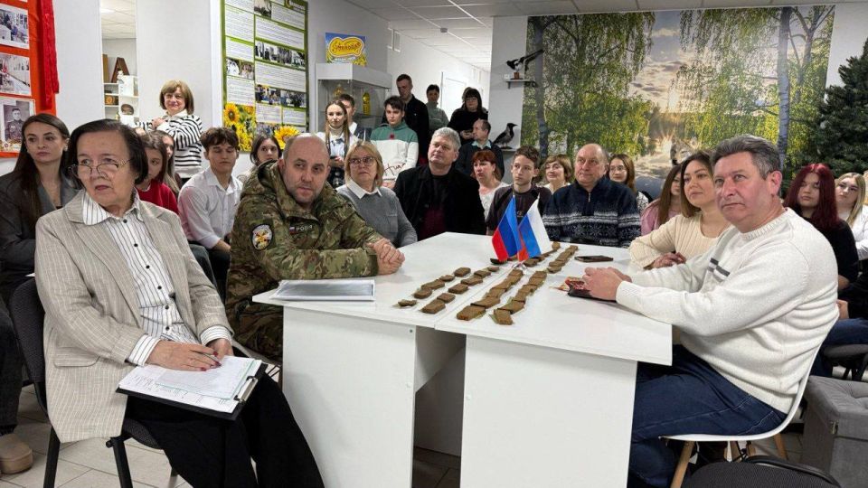 В день памяти 82-й годовщины освобождения Ленинграда от фашистской блокады в музее Меловского МО состоялось подведение итогов муниципального конкурса «Склоняем голову у монумента» В день памяти 82-й годовщины освобождения Ленинграда от фашистской блокады в музее Меловского МО состоялось подведение итогов муниципального конкурса «Склоняем голову у монумента»