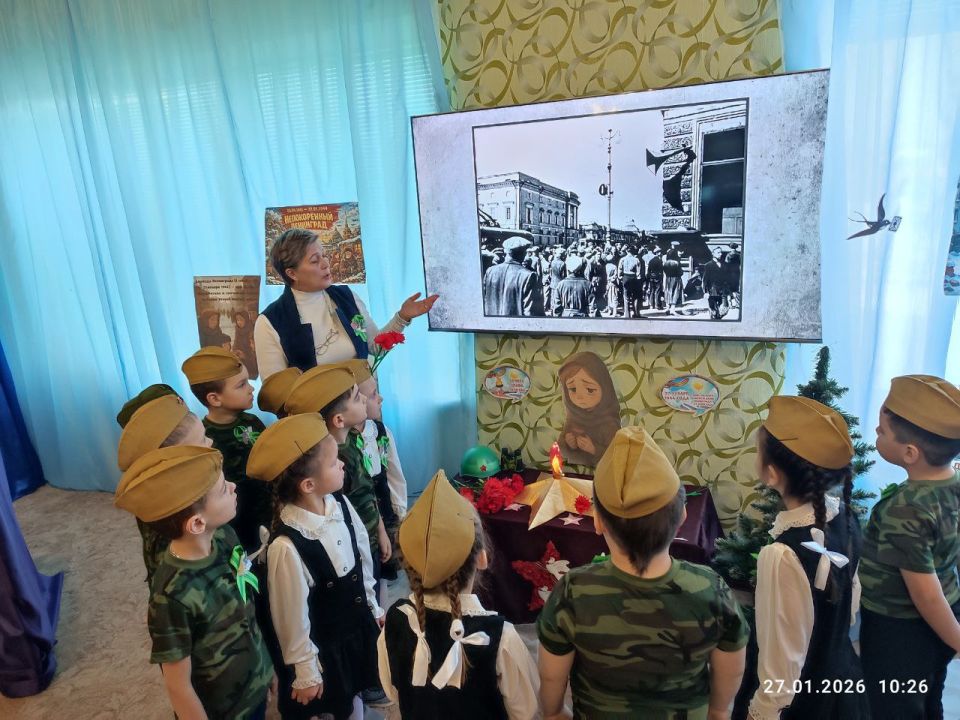 Память о блокаде Ленинграда С трепетом в сердце храним, За мужество, силу, отвагу Ленинградцам спасибо говорим Память о блокаде Ленинграда С трепетом в сердце храним, За мужество, силу, отвагу Ленинградцам спасибо говорим