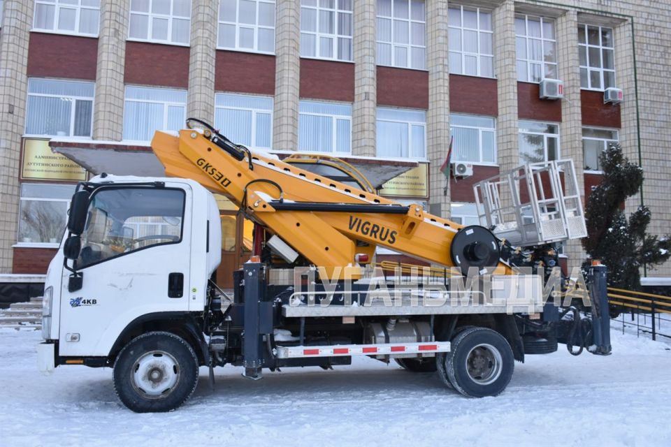 Впервые Лутугинское коммунальное предприятие получило от региона-шефа Удмуртии новую 30-метровую автовышку Впервые Лутугинское коммунальное предприятие получило от региона-шефа Удмуртии новую 30-метровую автовышку