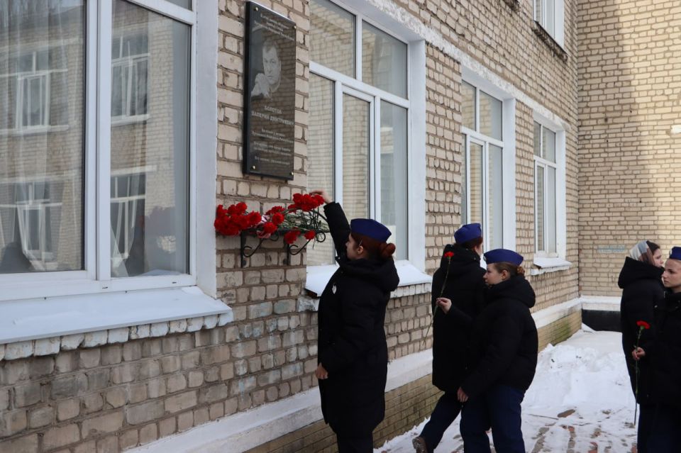 Наталия Жулинская: Вместе с юным поколением стахановчан почтили память Валерия Болотова Наталия Жулинская: Вместе с юным поколением стахановчан почтили память Валерия Болотова