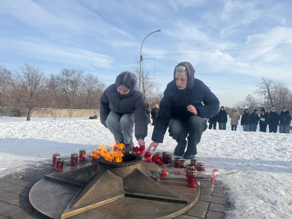 Сегодня, 27 января, в День полного освобождения Ленинграда от фашистской блокады, молодёжный центр совместно с отделом молодежной политики Администрации города Алчевск и активной молодёжью города почтил память героев и жертв... Сегодня, 27 января, в День полного освобождения Ленинграда от фашистской блокады, молодёжный центр совместно с отделом молодежной политики Администрации города Алчевск и активной молодёжью города почтил память героев и жертв...