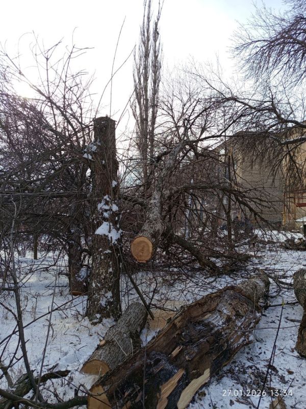Продолжается уборка и благоустройство городских территорий Продолжается уборка и благоустройство городских территорий