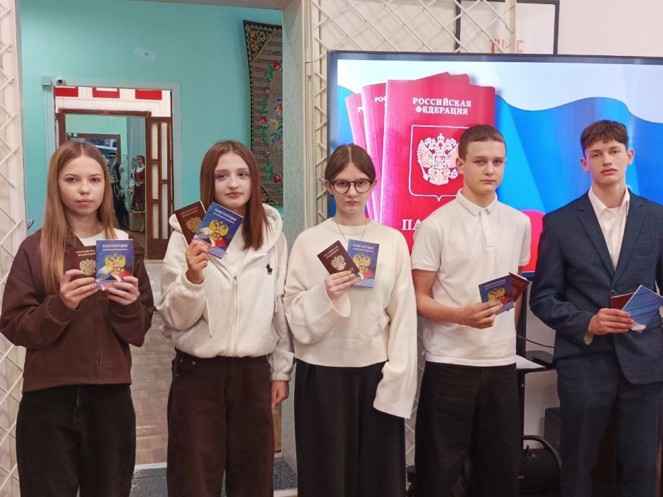Торжественное вручение паспортов РФ в Ровеньках! Торжественное вручение паспортов РФ в Ровеньках!