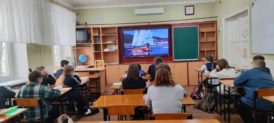 «Обгоняя ветер». В рамках проекта «Детский Спорт» партии «Единая Россия» В ГБОУ ЛНР "Краснолучская школа №10 им. А. С. Пушкина" для учащихся 5-А класса был показан Российский фильм «Обгоняя ветер», финалист 44-го... «Обгоняя ветер». В рамках проекта «Детский Спорт» партии «Единая Россия» В ГБОУ ЛНР "Краснолучская школа №10 им. А. С. Пушкина" для учащихся 5-А класса был показан Российский фильм «Обгоняя ветер», финалист 44-го...