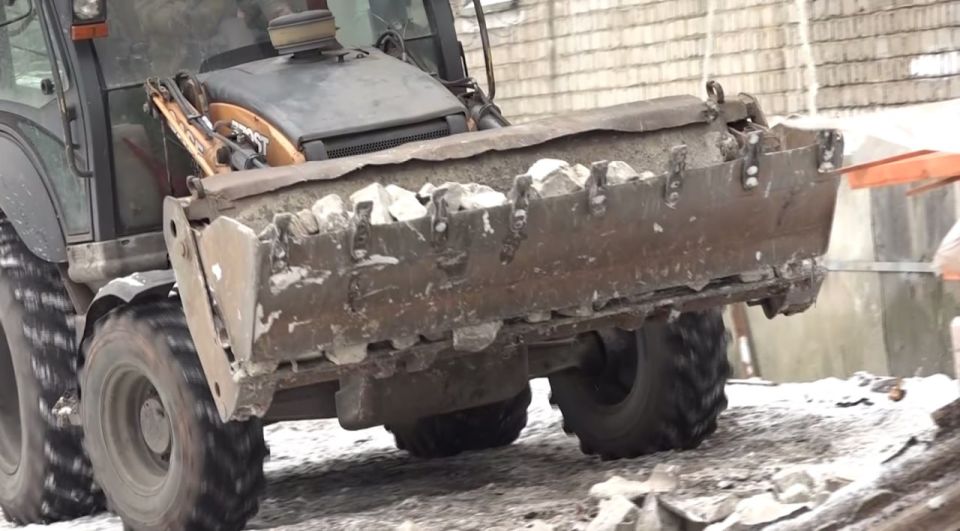 В городе Молодогвардейске проходят работы по капитальному ремонту кровли многоквартирного дома по адресу: ул. Коцюбинского, 4. Строители приступили к обновлению важнейших элементов кровельной конструкции, что позволит... В городе Молодогвардейске проходят работы по капитальному ремонту кровли многоквартирного дома по адресу: ул. Коцюбинского, 4. Строители приступили к обновлению важнейших элементов кровельной конструкции, что позволит...