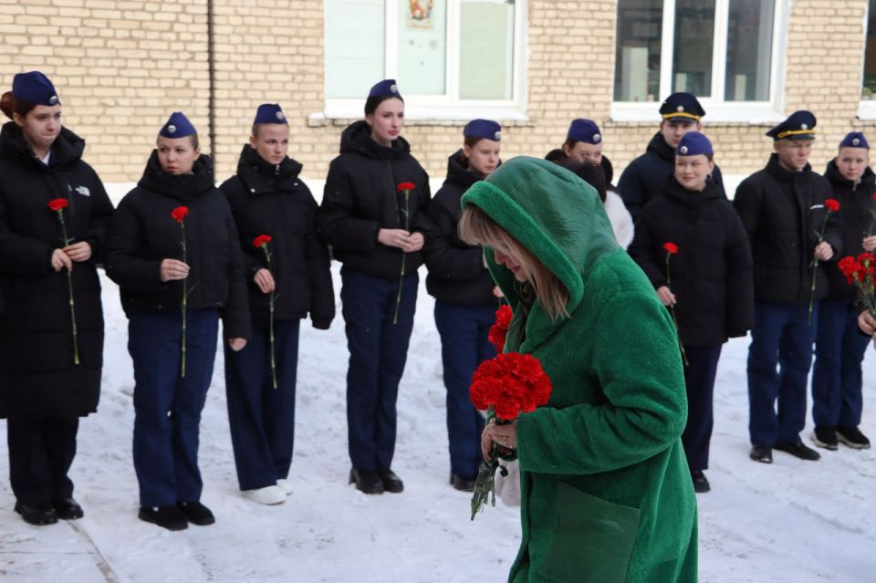 Наталия Жулинская: Вместе с юным поколением стахановчан почтили память Валерия Болотова Наталия Жулинская: Вместе с юным поколением стахановчан почтили память Валерия Болотова