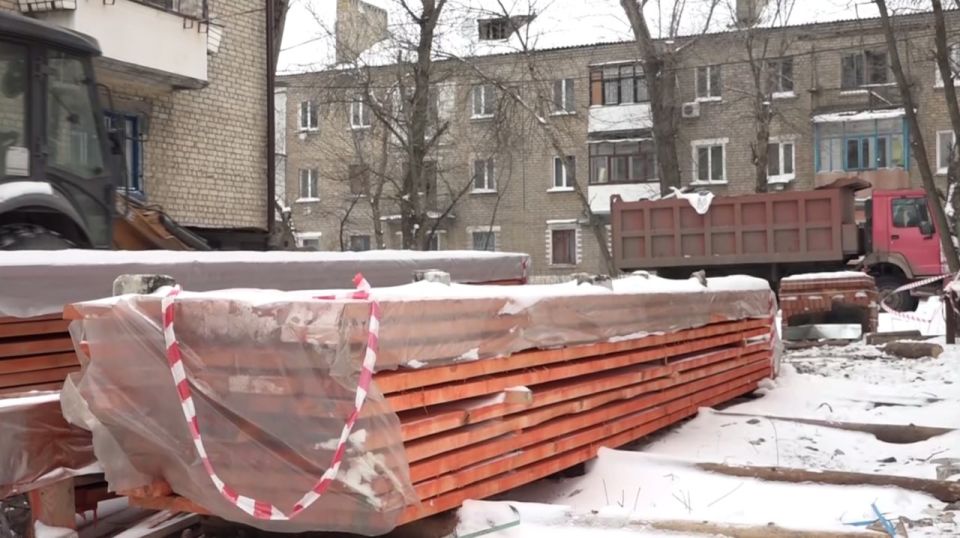 В городе Молодогвардейске проходят работы по капитальному ремонту кровли многоквартирного дома по адресу: ул. Коцюбинского, 4. Строители приступили к обновлению важнейших элементов кровельной конструкции, что позволит... В городе Молодогвардейске проходят работы по капитальному ремонту кровли многоквартирного дома по адресу: ул. Коцюбинского, 4. Строители приступили к обновлению важнейших элементов кровельной конструкции, что позволит...