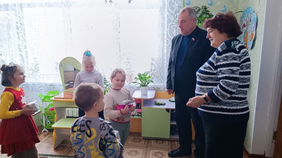 Депутат Юрий Юров привез сладости и подарки для ребят Кременной Депутат Юрий Юров привез сладости и подарки для ребят Кременной