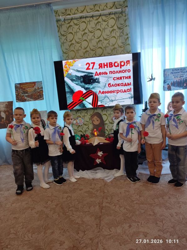 Память о блокаде Ленинграда С трепетом в сердце храним, За мужество, силу, отвагу Ленинградцам спасибо говорим Память о блокаде Ленинграда С трепетом в сердце храним, За мужество, силу, отвагу Ленинградцам спасибо говорим
