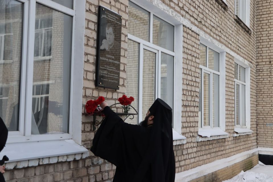 Наталия Жулинская: Вместе с юным поколением стахановчан почтили память Валерия Болотова Наталия Жулинская: Вместе с юным поколением стахановчан почтили память Валерия Болотова