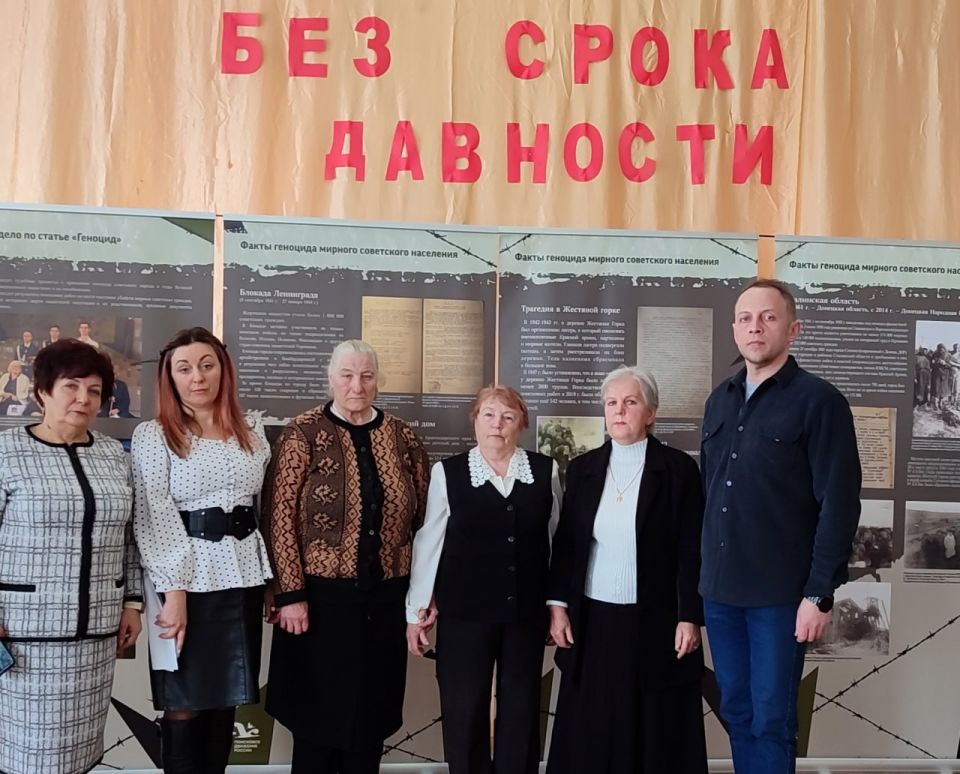 В Лозовской библиотеке провели презентацию выставки «Без срока давности» В Лозовской библиотеке провели презентацию выставки «Без срока давности»