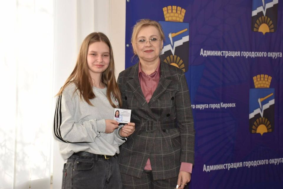 Участникам Молодёжного совета города Кировска вручили официальные удостоверения Участникам Молодёжного совета города Кировска вручили официальные удостоверения
