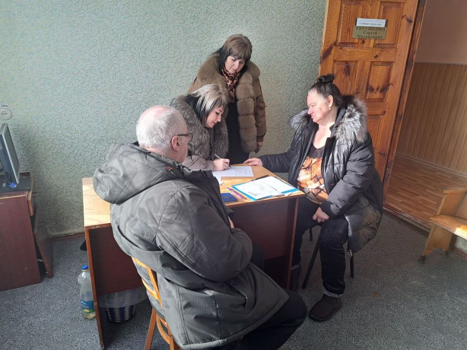 Сегодня в отделе жизнеобеспечения пгт Ясеновский Администрации городского округа город Ровеньки состоялась встреча координаторов фонда «Защитники Отечества» с жителями поселка, которые относятся к категориям «член семьи... Сегодня в отделе жизнеобеспечения пгт Ясеновский Администрации городского округа город Ровеньки состоялась встреча координаторов фонда «Защитники Отечества» с жителями поселка, которые относятся к категориям «член семьи...