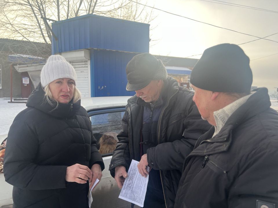 Сотрудники отдела жизнеобеспечения г. Вахрушево продолжают информационную работу с населением Сотрудники отдела жизнеобеспечения г. Вахрушево продолжают информационную работу с населением