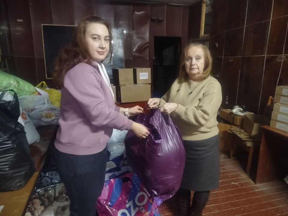 В городе продолжается патриотическая акция "Своих в беде не бросаем", направленная на сбор гуманитарной помощи для жителей города-побратима Дебальцево, пострадавших в результате обстрела со стороны вооружённых формирований... В городе продолжается патриотическая акция "Своих в беде не бросаем", направленная на сбор гуманитарной помощи для жителей города-побратима Дебальцево, пострадавших в результате обстрела со стороны вооружённых формирований...