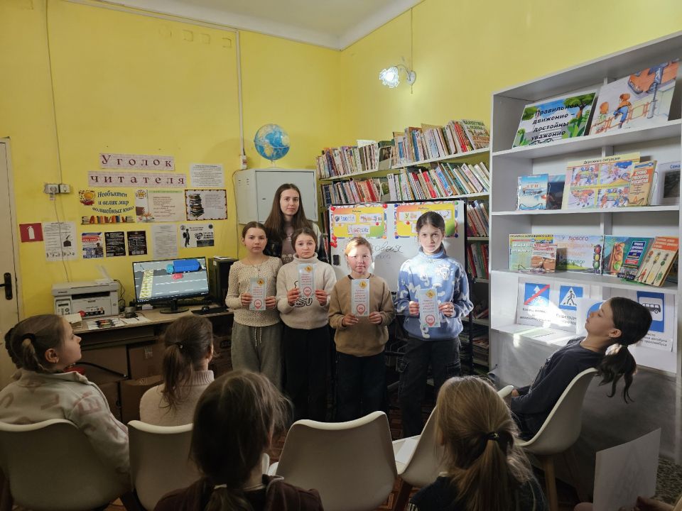 В библиотеке №14 пгт. Ясеновский прошло познавательное мероприятие для учеников пятого класса Ясеновской гимназии имени Ю. Стеценко, посвященное безопасности детей на дорогах В библиотеке №14 пгт. Ясеновский прошло познавательное мероприятие для учеников пятого класса Ясеновской гимназии имени Ю. Стеценко, посвященное безопасности детей на дорогах