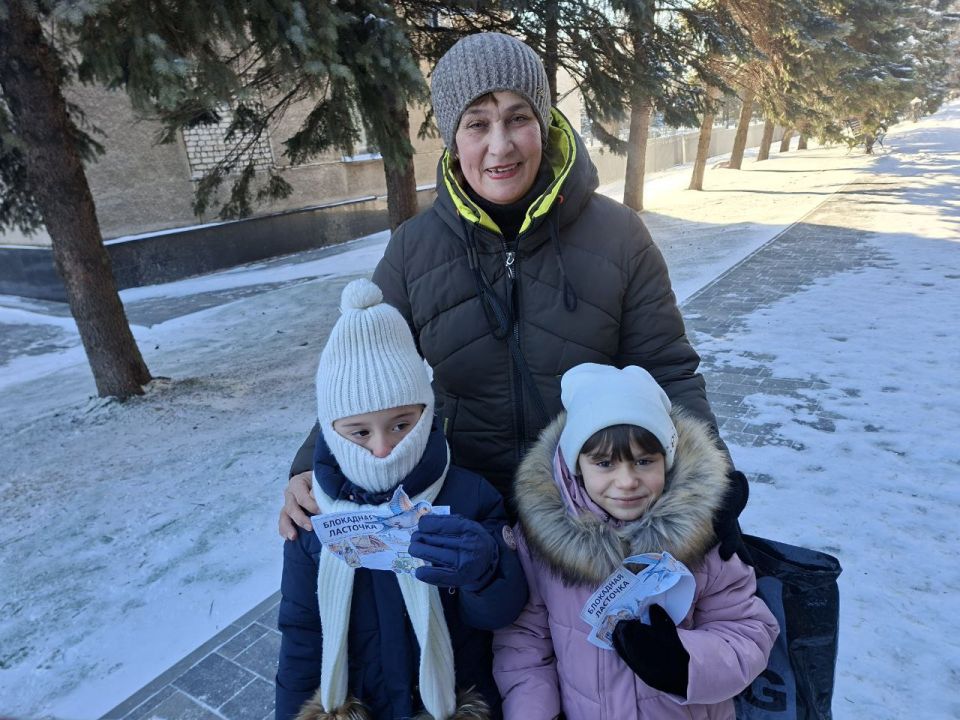 В годовщину снятия блокады Ленинграда, в соответствии с программой мероприятий, организованной совместно с партией "Единая Россия", воспитанники детского сада № 10 "Колокольчик" провели акцию под названием "Блокадная... В годовщину снятия блокады Ленинграда, в соответствии с программой мероприятий, организованной совместно с партией "Единая Россия", воспитанники детского сада № 10 "Колокольчик" провели акцию под названием "Блокадная...