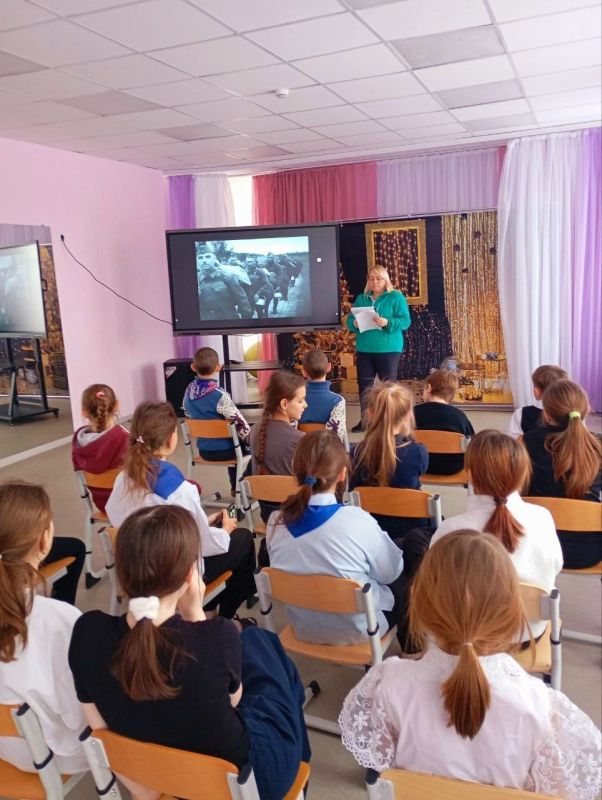 В ГБУ ДО ЛНР "Беловодский районный центр детского и юношеского творчества" с детьми провели информационный час В ГБУ ДО ЛНР "Беловодский районный центр детского и юношеского творчества" с детьми провели информационный час