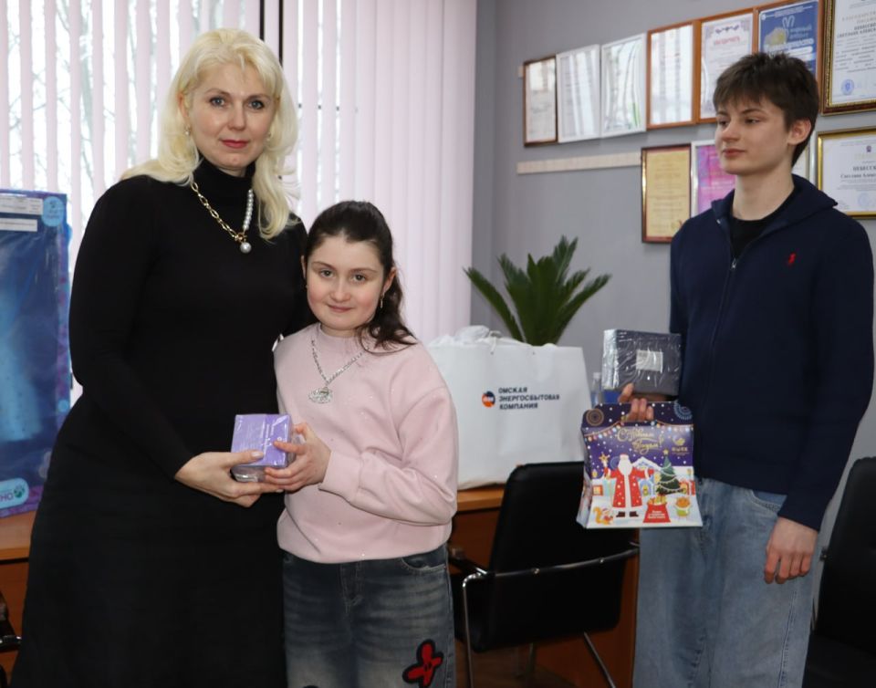 «Елка желаний» продолжает исполнять мечты юных стахановчан «Елка желаний» продолжает исполнять мечты юных стахановчан