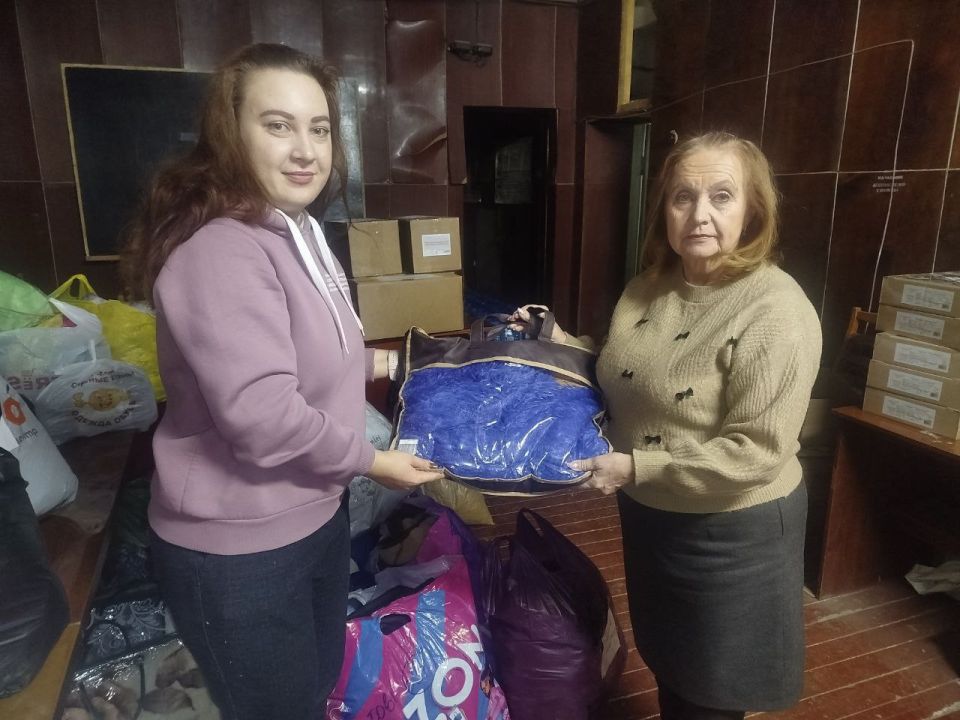 В городе Брянка продолжается патриотическая акция "Своих в беде не бросаем" по сбору гуманитарной помощи для пострадавших в результате обстрела со стороны вооруженных формирований Украины жителям города-побратима Дебальцево В городе Брянка продолжается патриотическая акция "Своих в беде не бросаем" по сбору гуманитарной помощи для пострадавших в результате обстрела со стороны вооруженных формирований Украины жителям города-побратима Дебальцево
