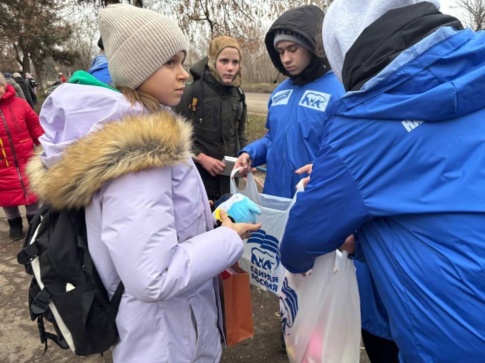 Юным жителям Славяносербска вручили подарки из Алтайского края Юным жителям Славяносербска вручили подарки из Алтайского края