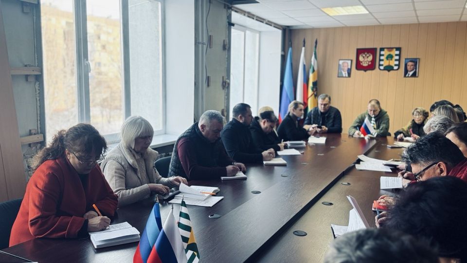 Врип главы администрации города Рубежное Евгений Шаталин совместно с первым заместителем главы Игорем Шмидтом и председателем Совета депутатов города Нелли Задиракой провели рабочее совещание с руководителями структурных... Врип главы администрации города Рубежное Евгений Шаталин совместно с первым заместителем главы Игорем Шмидтом и председателем Совета депутатов города Нелли Задиракой провели рабочее совещание с руководителями структурных...