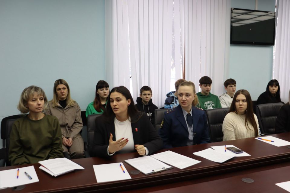 В Антрацитовском округе прошла встреча с инициативной молодежью и первым в муниципалитете ТОС В Антрацитовском округе прошла встреча с инициативной молодежью и первым в муниципалитете ТОС