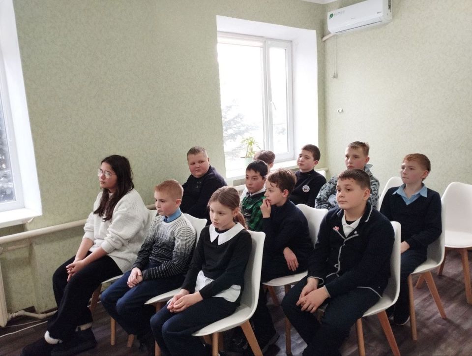Ученики Лутугинской средней школы №2 посетили Лутугинскую Центральную детскую библиотеку Ученики Лутугинской средней школы №2 посетили Лутугинскую Центральную детскую библиотеку