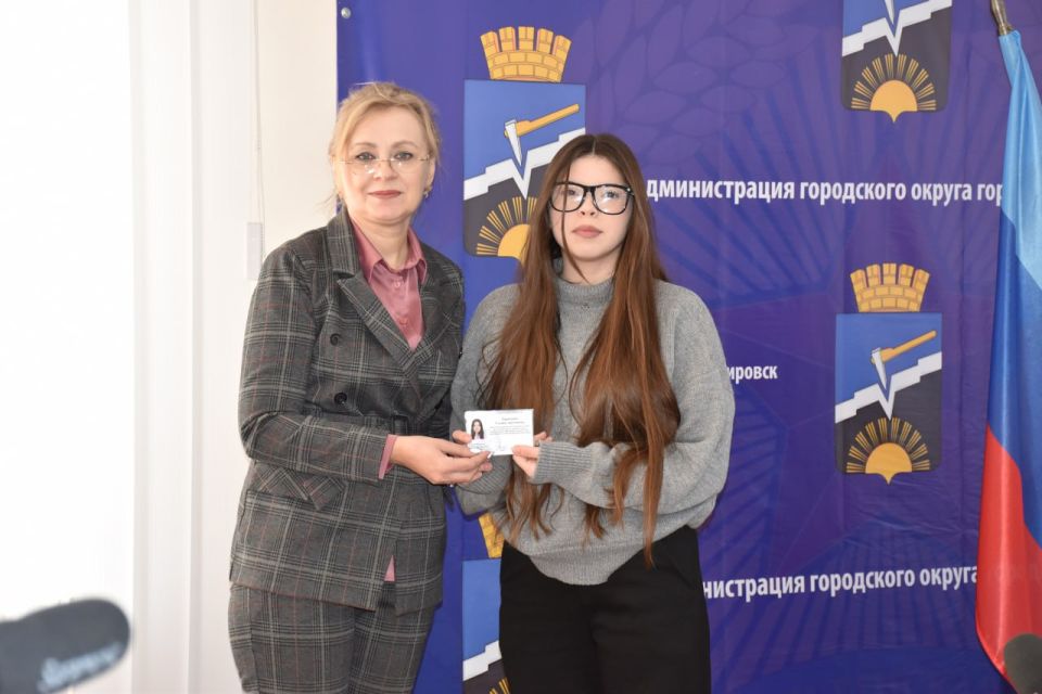 Виктория Сергеева: Вручение удостоверений членам Молодёжного Совета Виктория Сергеева: Вручение удостоверений членам Молодёжного Совета