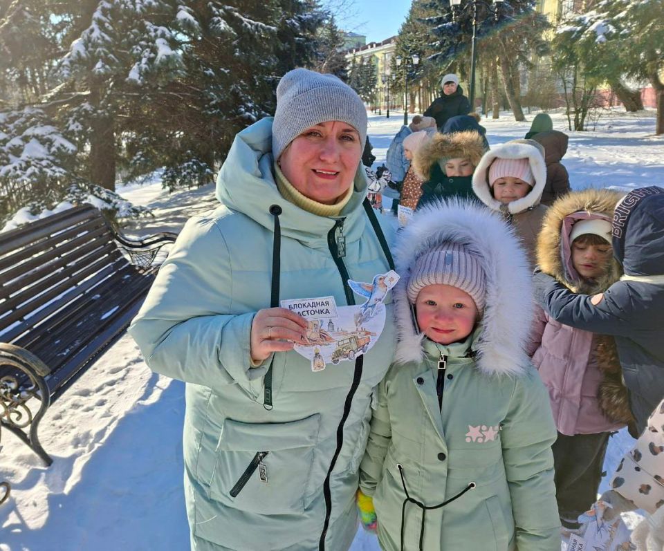 В годовщину снятия блокады Ленинграда, в соответствии с программой мероприятий, организованной совместно с партией "Единая Россия", воспитанники детского сада № 10 "Колокольчик" провели акцию под названием "Блокадная... В годовщину снятия блокады Ленинграда, в соответствии с программой мероприятий, организованной совместно с партией "Единая Россия", воспитанники детского сада № 10 "Колокольчик" провели акцию под названием "Блокадная...
