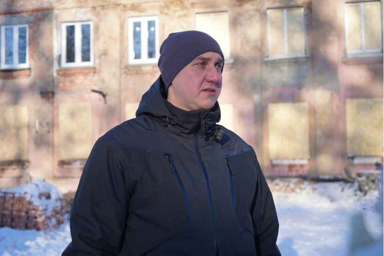 Красноярский край восстанавливает дом, пострадавший от обстрела в Свердловске Красноярский край восстанавливает дом, пострадавший от обстрела в Свердловске