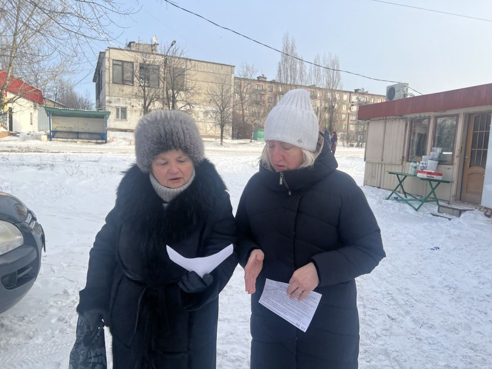 Сотрудники отдела жизнеобеспечения г. Вахрушево продолжают информационную работу с населением Сотрудники отдела жизнеобеспечения г. Вахрушево продолжают информационную работу с населением