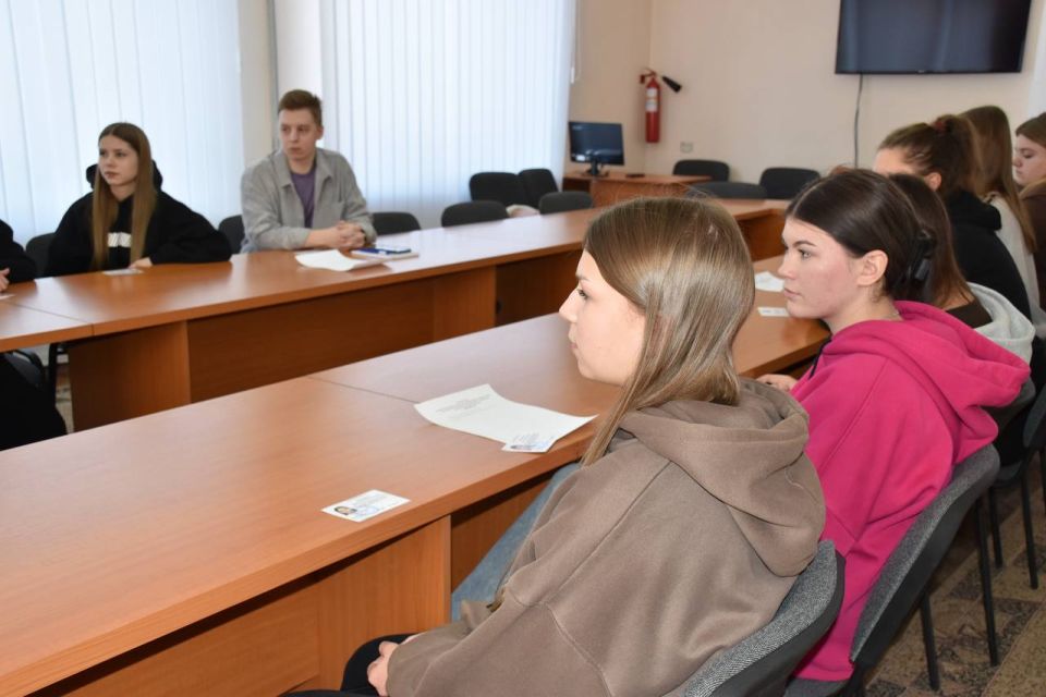 Участникам Молодёжного совета города Кировска вручили официальные удостоверения Участникам Молодёжного совета города Кировска вручили официальные удостоверения