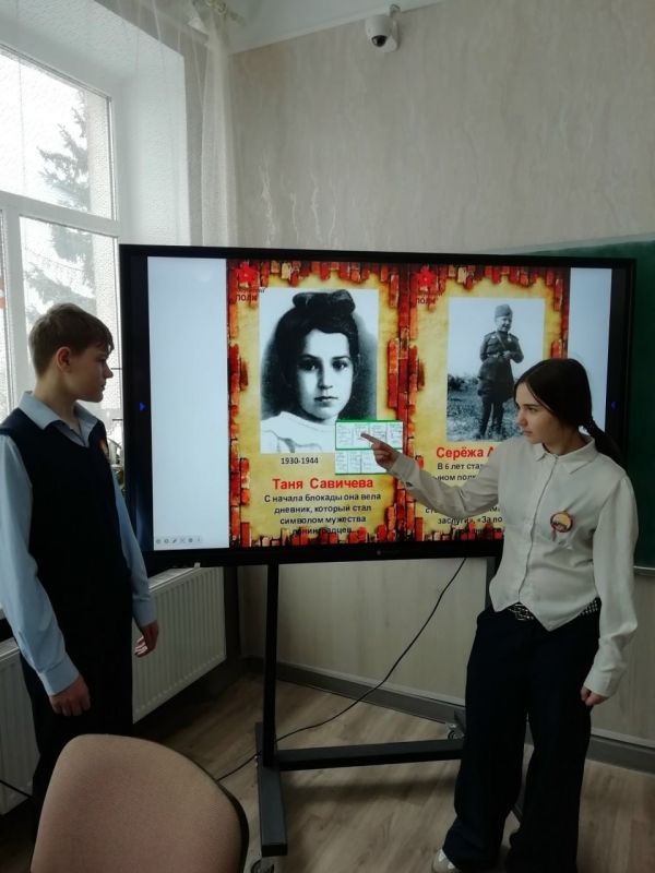 В школах Лутугинского округа состоялся урок памяти «Свеча памяти у Невы» В школах Лутугинского округа состоялся урок памяти «Свеча памяти у Невы»