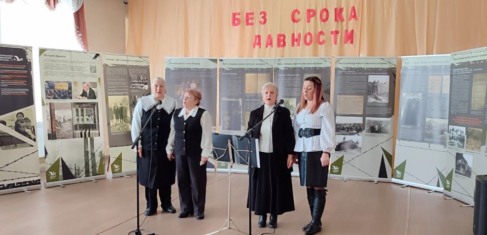 В Лозовской библиотеке провели презентацию выставки «Без срока давности» В Лозовской библиотеке провели презентацию выставки «Без срока давности»