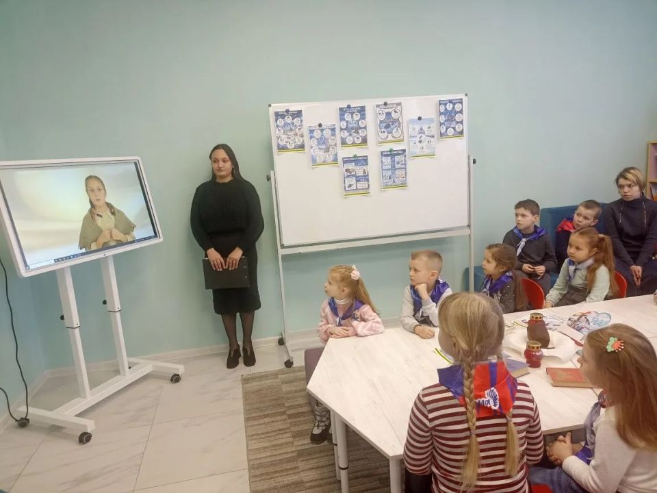 28 января, в день поминовения жертв блокады Ленинграда, сотрудники центральной библиотеки им. Г. Сковороды организовали для воспитанников Ровеньковского ясли-сада комбинированного вида «Ладушки» час памяти, посвященный этой... 28 января, в день поминовения жертв блокады Ленинграда, сотрудники центральной библиотеки им. Г. Сковороды организовали для воспитанников Ровеньковского ясли-сада комбинированного вида «Ладушки» час памяти, посвященный этой...