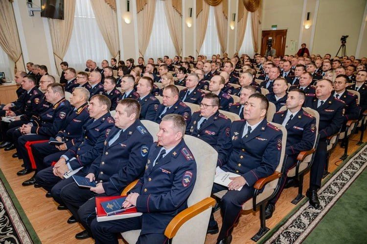На страже правопорядка: Леонид Пасечник наградил сотрудников полиции На страже правопорядка: Леонид Пасечник наградил сотрудников полиции