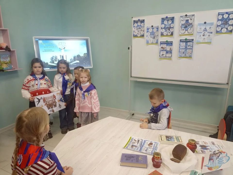 28 января, в день поминовения жертв блокады Ленинграда, сотрудники центральной библиотеки им. Г. Сковороды организовали для воспитанников Ровеньковского ясли-сада комбинированного вида «Ладушки» час памяти, посвященный этой... 28 января, в день поминовения жертв блокады Ленинграда, сотрудники центральной библиотеки им. Г. Сковороды организовали для воспитанников Ровеньковского ясли-сада комбинированного вида «Ладушки» час памяти, посвященный этой...