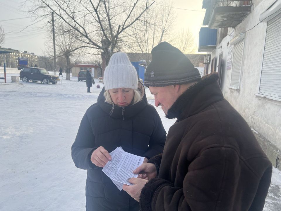 Сотрудники отдела жизнеобеспечения г. Вахрушево продолжают информационную работу с населением Сотрудники отдела жизнеобеспечения г. Вахрушево продолжают информационную работу с населением