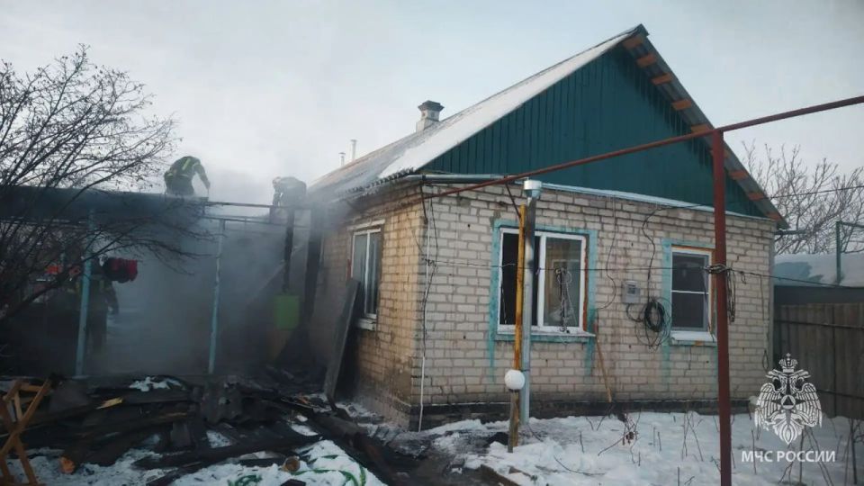Спасатели МЧС России на пожаре в Рубежном спасли мужчину Спасатели МЧС России на пожаре в Рубежном спасли мужчину