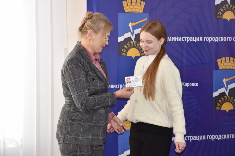 Виктория Сергеева: Вручение удостоверений членам Молодёжного Совета Виктория Сергеева: Вручение удостоверений членам Молодёжного Совета